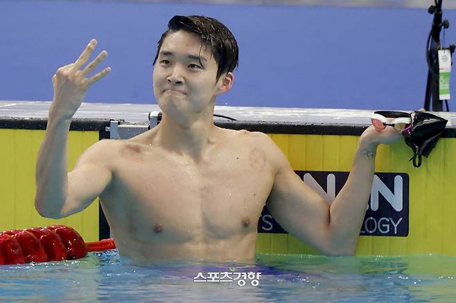 2022 항저우 아시안게임 수영 남자 400m 자유형 결승에서 김우민이 금메달 획득 후 3관왕 세리머니를 하고 있다. 문재원 기자