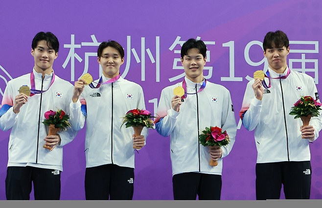 2022 항저우 아시안게임 계영 800m에서 금메달을 딴 황선우(왼쪽부터), 김우민, 이호준, 양재훈. 연합뉴스 제공