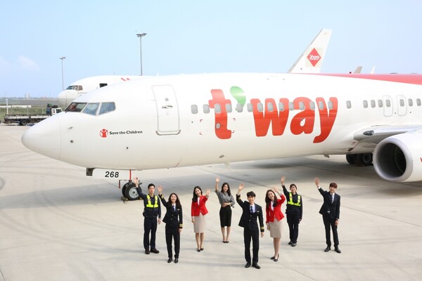 티웨이항공은 일반직 신입사원과 정비부문 신입 및 경력 사원을 23일까지 공개 채용한다 / 티웨이항공