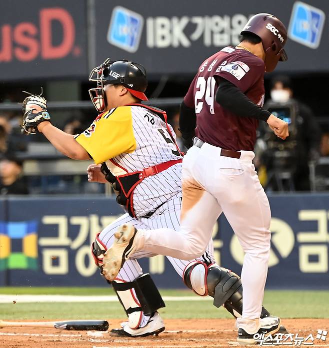 14일 오후 서울 송파구 잠실야구장에서 열린 2024 신한 SOL Bank KBO리그 키움 히어로즈와 LG 트윈스의 경기, 2회초 1사 만루 LG 김범석이 키움 송성문을 포스아웃 시키는 과정에서 발을 밟히고 있다. 엑스포츠뉴스DB