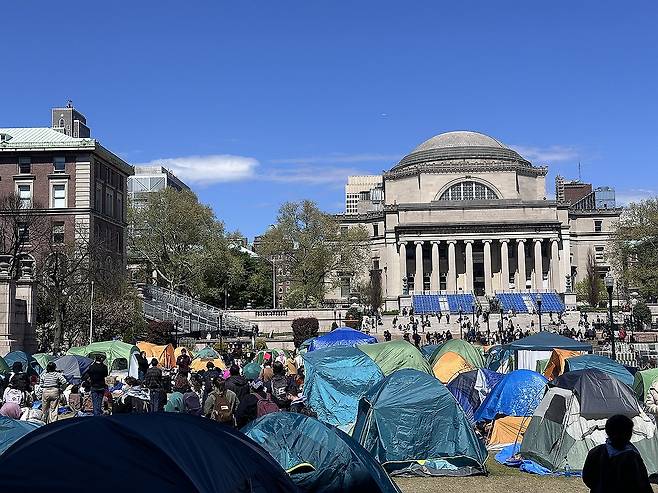 미국 컬럼비아대 캠퍼스 농성 텐트촌 (뉴욕=연합뉴스) 이지헌 특파원 = 25일(현지시간) 미국 뉴욕 컬럼비아대 캠퍼스 교정 잔디밭에서 가자 전쟁을 반대하는 학생들이 텐트를 치고 농성을 벌이고 있다. 2024.4.26 pan@yna.co.kr