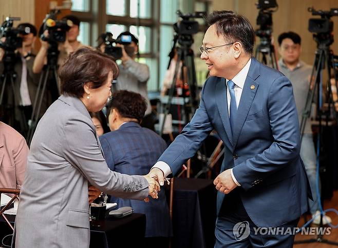 손잡은 정부와 간호계 (서울=연합뉴스) 김도훈 기자