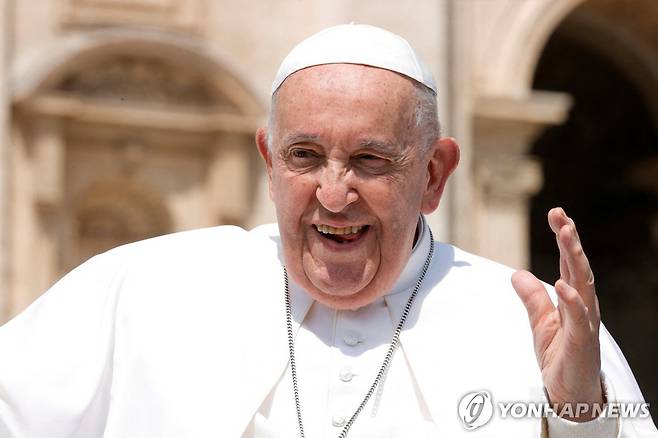 15일(현지시간) 바티칸 성베드로 광장에서 미소짓는 프란치스코 교황 [로이터 연합뉴스 자료사진 재판매 및 DB 금지]