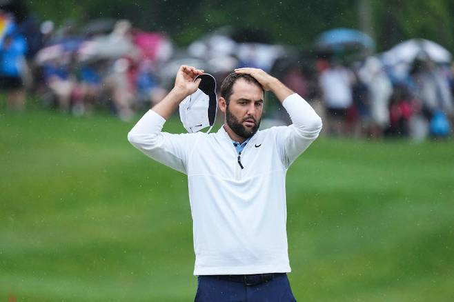 스코티 셰플러가 18일 열린 남자골프 메이저 대회 PGA 챔피언십 2라운드에서 머리를 정리하고 있다.(사진=AFPBBNews)