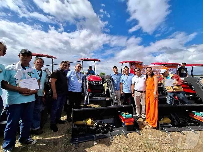 TYM 필리핀 농업부 트랙터 전달식 사진(TYM 제공)
