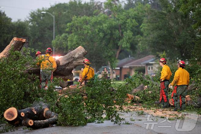 미국 텍사스주 휴스턴시에서 폭우를 동반한 강풍이 불어닥쳐 큰 나무들이 쓰러져 있다. 2024.5.17 ⓒ 로이터=뉴스1 ⓒ News1 국제부 공용 기자