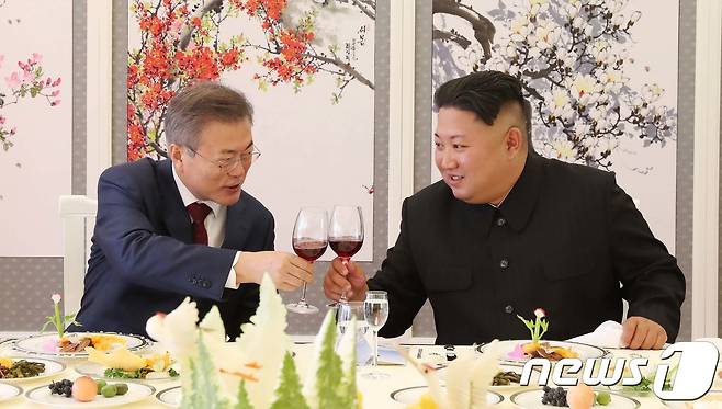 지난 2018년 문재인 당시 대통령과 김정은 국무위원장이 삼지연초대소에서 오찬을 하고 있다. 2018.9.20/뉴스1 ⓒ News1 평양사진공동취재단