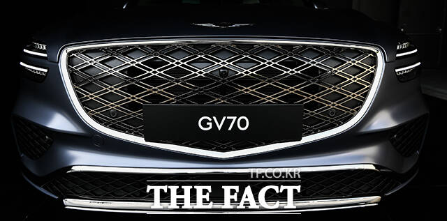 '제네시스 GV70 포토 미디어데이'가 17일 오전 경기 용인시 제네시스 수지에서 열린 가운데 '제네시스 GV70' 차량이 전시되어 있다. /박헌우 기자