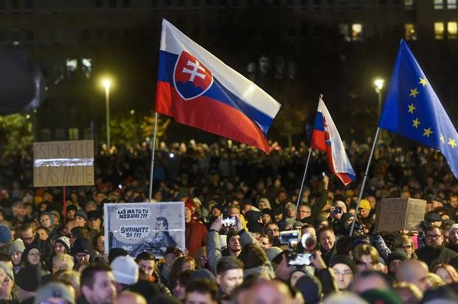 지난해 12월 슬로바키아 수도 브라티슬라바에서 벌어진 대규모 반정부 시위 모습.[이미지출처=AP·연합뉴스]