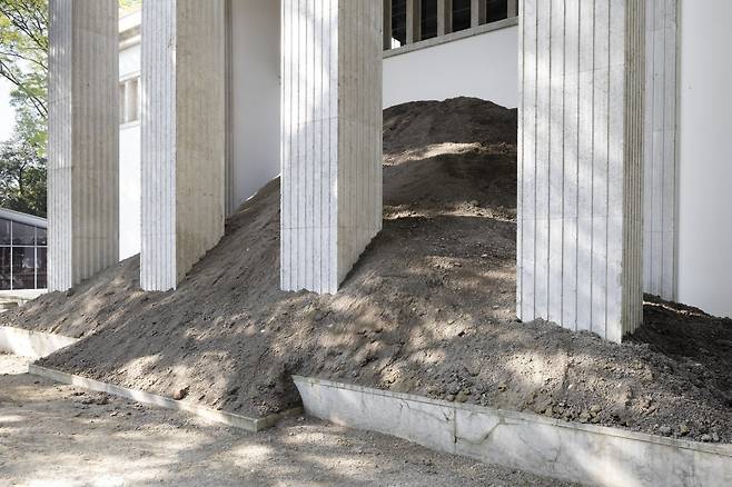 베니스 비엔날레가 열리는 자르디니 공원 내 독일관의 모습. 정면에 있던 입구를 흙으로 막고 옆문으로 들어가도록 했다. 사진: 2024 독일관, 안드레아 로세티 제공