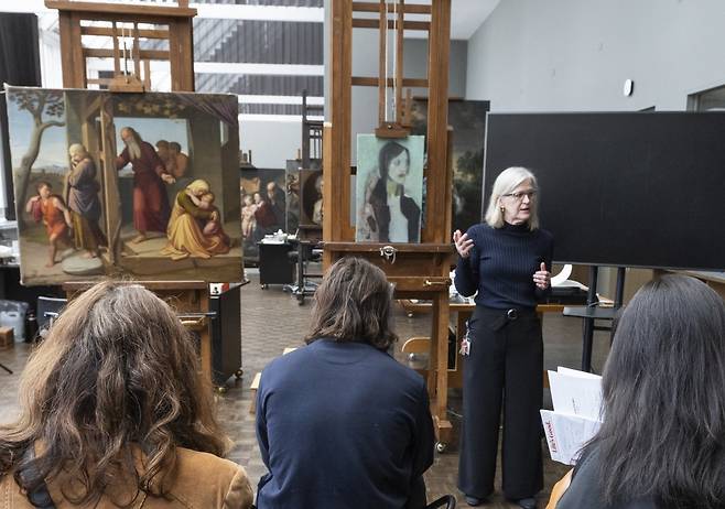 지난달 뉴욕 메트로폴리탄미술관에서 유럽 회화 보존 및 복원을 맡고 있는 샬롯 헤일 복원가가 외신 기자들과 만나 복원 작업에 대해 설명하고 있다. 메트 제공