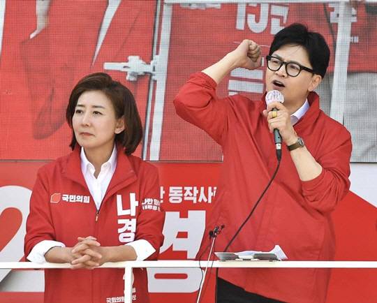 제22대 총선 공식선거운동 기간 국민의힘 한동훈 당시 비상대책위원장 겸 총괄선거대책위원장이 나경원(왼쪽) 서울 동작구을 국회의원 후보를 지원하는 유세에서 발언하고 있다.<나경원 제22대 국회의원 당선인 페이스북 사진 갈무리>