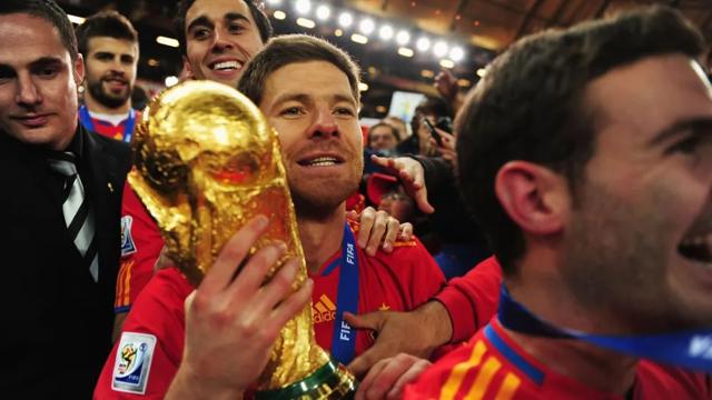 사비 알론소 레버쿠젠 감독이 2010 남아공 월드컵에서 스페인 국가대표로 출전해 우승한 뒤 트로피를 들고 기뻐하고 있다. 한국일보 자료사진