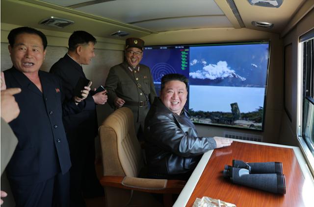 김정은 북한 국무위원장이 17일 북한의 탄도미사일 시험사격을 참관하는 모습. 조선중앙통신은 이 탄도미사일에 대해 '새로운 자치유도항법체계를 도입한 전술탄도미사일'이라고 보도했다. 평양=조선중앙통신 뉴스1