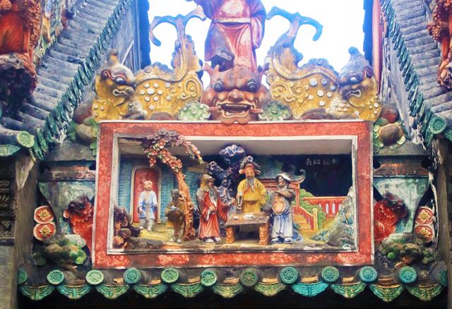 광저우 진가사당 창규문 위에 새겨진 조각품. 지붕과 담장에 가문의 번성을 기원하는 조각작품이 가득하다. ⓒ최종명