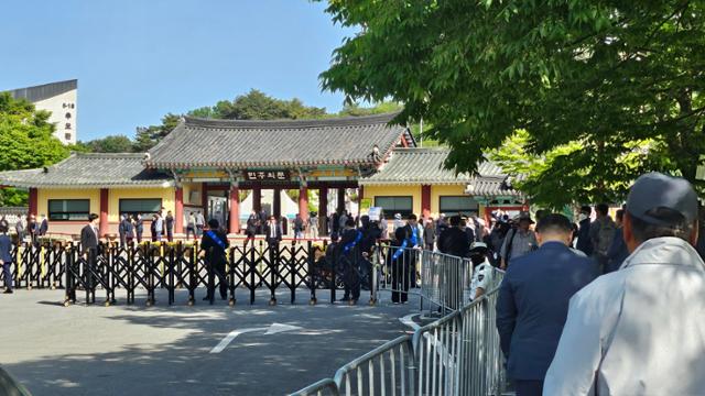 5· 18 민주화운동 44주년 기념식이 열린 국립 5·18민주묘지 앞에서 경찰 관계자들이 철제 울타리를 치고 참배객들의 출입을 통제하고 있다.