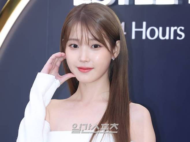 가수 아이유가 1일 오후 서울 성동구 성수동 플랜트란스 성수플래그쉽에서 열린 뷰티 브랜드 '에스티 로더' 더블웨어 스퀘어 팝업 스토어 오픈 행사에 참석해 포즈를 취하고 있다. 서병수 기자 qudtn@edaily.co.kr /2024.02.01/