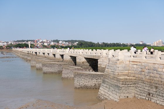 1053-59년간 지어진 낙양교(洛陽橋)는 폭 40 미터에 1,2 킬로미터 길이로, 중국 최대의 돌다리 중 하나다.