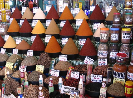 모로코 향료가게의 진열 모습.
