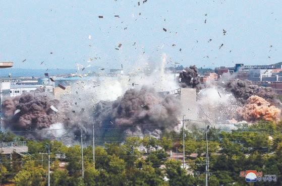 2020년 6월 16일 개성 공단에 위치한 남북 연락사무소 건물이 폭파되고 있다. [조선중앙통신=연합뉴스]