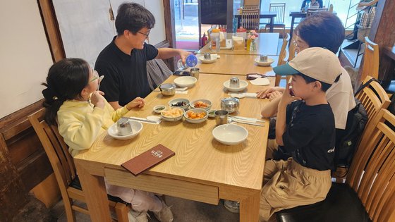 17일 서울 중구 남포면옥에 점심 식사를 하러 온 배지민씨 가족이 주문한 냉면과 갈비탕을 기다리고 있다. 이수정 기자