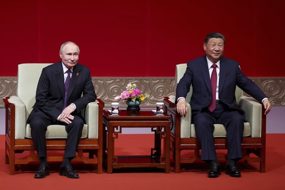 지난 16일 블라디미르 푸틴(왼쪽) 러시아 대통령과 시진핑 중국 국가주석이 중국 베이징 국가예술센터에서 열린 중러 수교 및 중러 문화의 해 개막 75주년 기념 콘서트에 참석해 있다. AP=연합뉴스