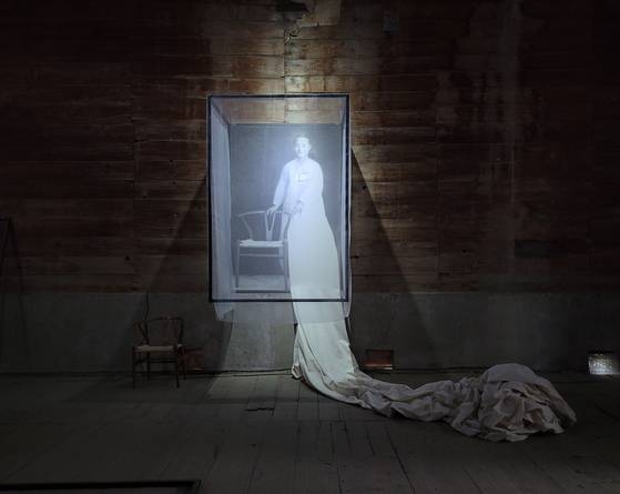 단가 시인 손호연(1923~2003)을 형상화한 조덕현 작가의 작품. 전라북도 익산의 110년 된 춘포 도정공장에 설치..문소영 기자