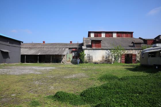 110년 역사를 간직한 춘포 도정공장 외관과 뜰. [사진 조덕현]