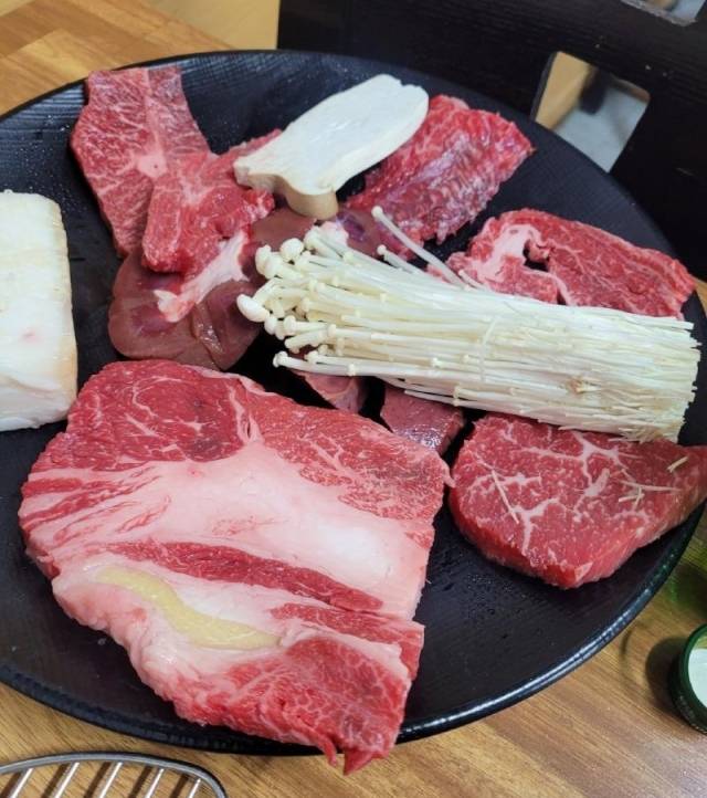 제주도의 한 고깃집에서 주문한 10만원짜리 한우모둠구이. 온라인 커뮤니티 '보배드림' 캡처