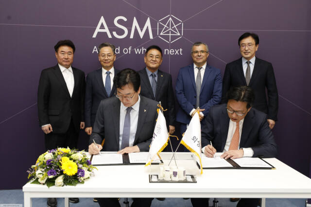 정명근 화성시장 등 투자유치단이 지난달 24일 네덜란드 ASM 본사를 방문해 차세대 반도체 글로벌 핵심 도시 도약을 위한 업무협약을 체결했다. 화성시 제공