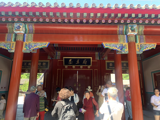 평일 오후인데도 중국 전역에서 올라온 관광객들로 공왕푸는 문전성시를 이루고 있다. / 사진 = MBN 촬영