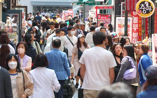 ▲ 서울 명동거리가 시민들과 관광객들로 붐비고 있다. ⓒ 연합뉴스