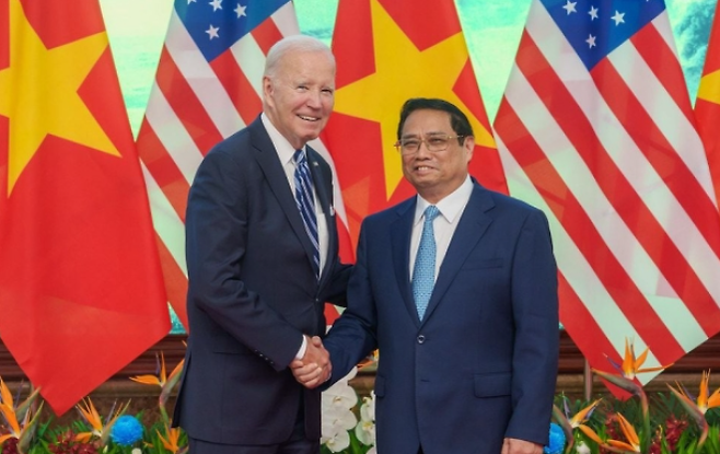 바이든 미국 대통령(왼쪽)과 판민찐 베트남 총리가 악수하는 모습. <연합뉴스>