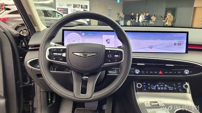 지난 17일 경기 용인 '제네시스 수지'. GV70 부분 변경 모델 내부./사진=김도균 기자