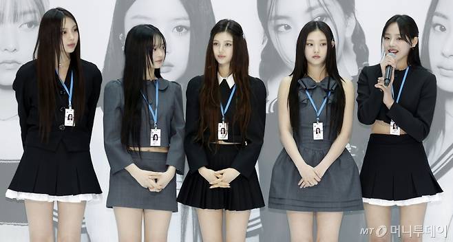 뉴진스 민지가 인천국제공항 제1여객터미널 밀레니엄홀에서 열린 홍보대사 위촉식 행사장에서 소감을 말하고 있다. /사진=뉴시스