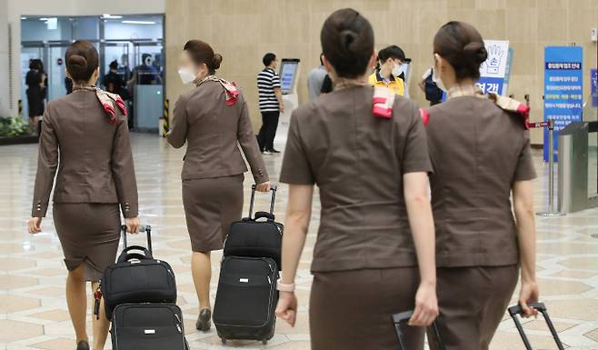 서울 김포공항 국제선 청사에서 승무원들이 출국을 하고 있다. /사진=뉴스1
