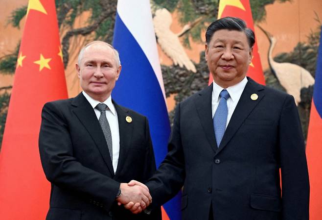 블라디미르 푸틴 러시아 대통령(왼쪽)과 시진핑 중국 국가주석이 손을 맞잡고 있다. /사진=로이터