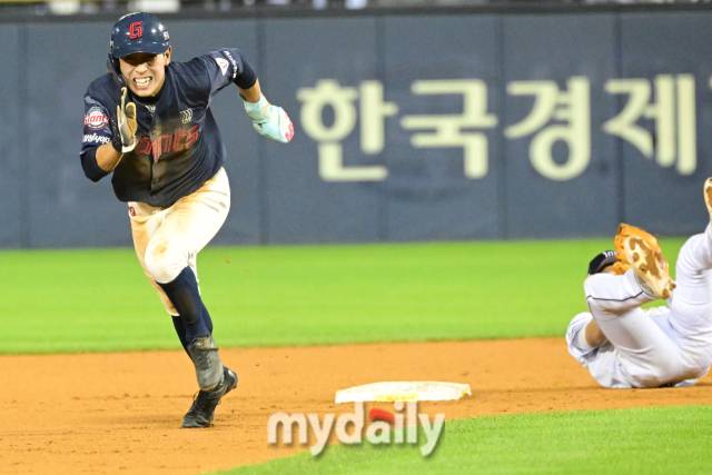  17일 서울 잠실야구장에서 진행된 '2024 신한 SOL 뱅크 KBO 리그' 롯데-두산의 경기. 롯데 황성빈이 8회초 무사 1루에서 윤동희의 번트 때 3루까지 진루하고 있다.