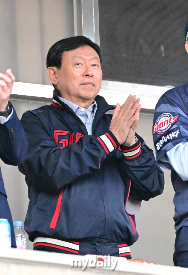  17일 서울 잠실야구장에서 진행된 '2024 신한 SOL 뱅크 KBO 리그' 롯데-두산의 경기. 롯데 신동빈 회장이 경기에 앞서 선수들에게 박수를 보내고 있다.