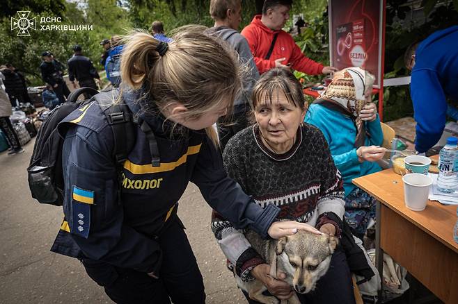 우크라이나 동북부 하르키우주에서 러시아가 지상전 공세를 강화하고 있는 가운데 구조대원들이 민간인들을 대피시키고 있다. [AFP]