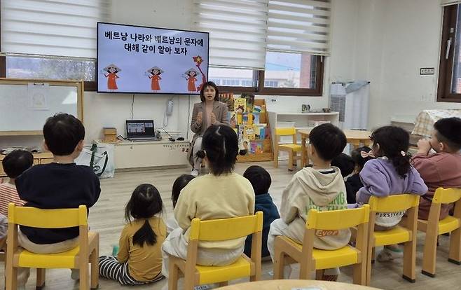 봉화군에서 결혼이민여성이 이중언어강사로 나서 어린이들을 교육하고 있다. (사진=봉화군 제공)  *재판매 및 DB 금지