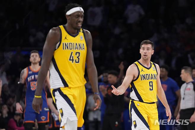 [뉴욕=AP/뉴시스] 미국프로농구(NBA) 인디애나 페이서스의 파스칼 시아캄(왼쪽)과 T.J.맥코넬. 2024.05.14.