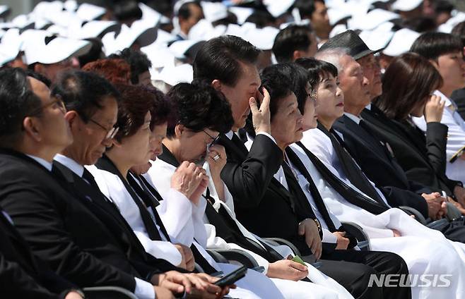 [광주=뉴시스] 조수정 기자 = 윤석열 대통령이 18일 광주 북구 국립5·18민주묘지에서 열린 제44주년 5·18민주화운동 기념식에서 기념공연을 보며 눈물을 닦고 있다. 윤 대통령의 양 옆은 오월어머니회 회원들과 유족들. 2024.05.18. chocrystal@newsis.com