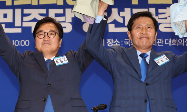 더불어민주당 국회의장 후보로 선출된 우원식 후보(왼쪽)와 국회부의장 후보로 선출된 이학영 후보. 연합뉴스