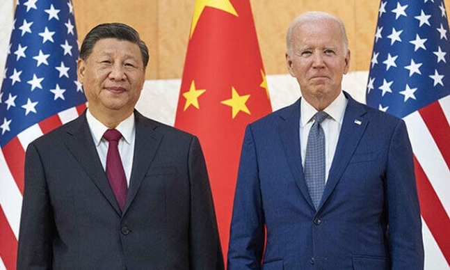 조 바이든(오른쪽) 미국 대통령과 시진핑 중국 국가주석이 2022년 11월 14일(현지시간) 인도네시아 발리에서 열린 주요 20개국(G20) 정상회의에서 만나 회담에 앞서 기념 촬영을 하고 있다. 발리=AP뉴시스