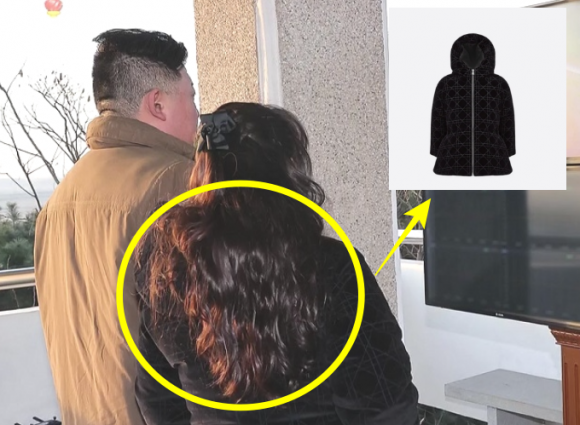 북한 김정은 국무위원장과 딸 김주애가 지난해 3월 16일 평양 국제공항에서 실시한 대륙간탄도미사일(ICBM) 화성포-17형 발사를 참관하고 있다.오른쪽 위는 이날 김주애가 입은 것으로 추정되는 크리스찬 디올사의 300만원 대 재킷