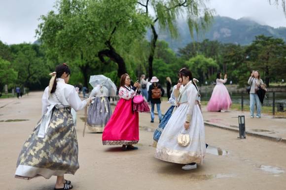 6일 경복궁을 찾은 관광객들. 기사와 직접 관계없음. 2024.5.6 연합뉴스