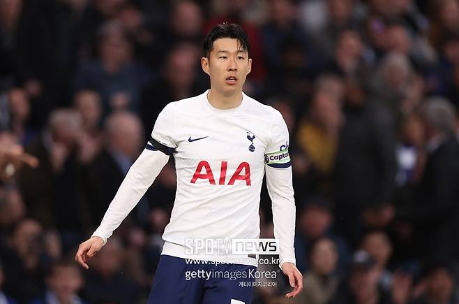 ▲ 손흥민의 맨체스터 시티 득점 실패가 여러 팀들을 울렸다. 토트넘은 유럽축구연맹(UEFA) 챔피언스리그 진출권을 놓쳤고, 아스널은 프리미어리그 1위를 맨시티에 내줬다. 하지만 손흥민에게 패배 책임이 너무 집중되고 있다. 워낙 1대1 찬스에서 실수가 없던 손흥민이기에 일어난 일이다. 급기야 아스널 미켈 아르테타 감독까지 나서 손흥민을 옹호했다. 아르테타 감독은 "골키퍼와 1대1 찬스에서 프리미어리그 공격수 하나를 택하라고 한다면 손흥민을 고르겠다. 그만큼 그는 기회를 놓치는 선수가 아니다. 물론 손흥민이 골을 넣지 못했을 때 나와 내 가족들은 크게 아쉬워했다"며 "농구 황제 마이클 조던은 현역 시절 수차례 위닝샷을 넣었다. 하지만 그런 조던도 늘 득점에 성공한 건 아니었다. 누구나 실수를 하고 기회는 놓친다. 이에 대해 뭐라고 할 수는 없는 일이다"고 목소리를 높였다.