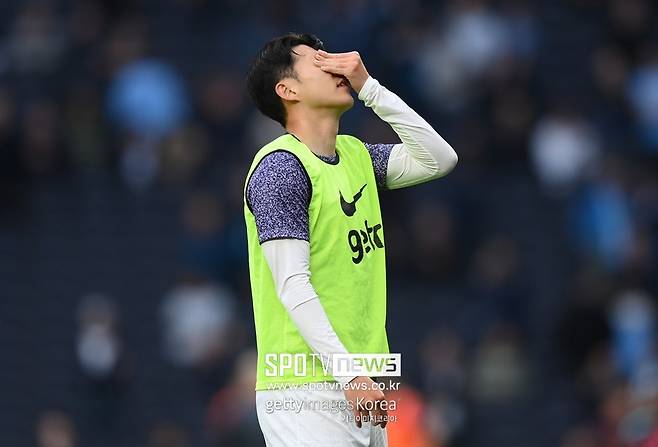 ▲ 손흥민의 맨체스터 시티 득점 실패가 여러 팀들을 울렸다. 토트넘은 유럽축구연맹(UEFA) 챔피언스리그 진출권을 놓쳤고, 아스널은 프리미어리그 1위를 맨시티에 내줬다. 하지만 손흥민에게 패배 책임이 너무 집중되고 있다. 워낙 1대1 찬스에서 실수가 없던 손흥민이기에 일어난 일이다. 급기야 아스널 미켈 아르테타 감독까지 나서 손흥민을 옹호했다. 아르테타 감독은 "골키퍼와 1대1 찬스에서 프리미어리그 공격수 하나를 택하라고 한다면 손흥민을 고르겠다. 그만큼 그는 기회를 놓치는 선수가 아니다. 물론 손흥민이 골을 넣지 못했을 때 나와 내 가족들은 크게 아쉬워했다"며 "농구 황제 마이클 조던은 현역 시절 수차례 위닝샷을 넣었다. 하지만 그런 조던도 늘 득점에 성공한 건 아니었다. 누구나 실수를 하고 기회는 놓친다. 이에 대해 뭐라고 할 수는 없는 일이다"고 목소리를 높였다.