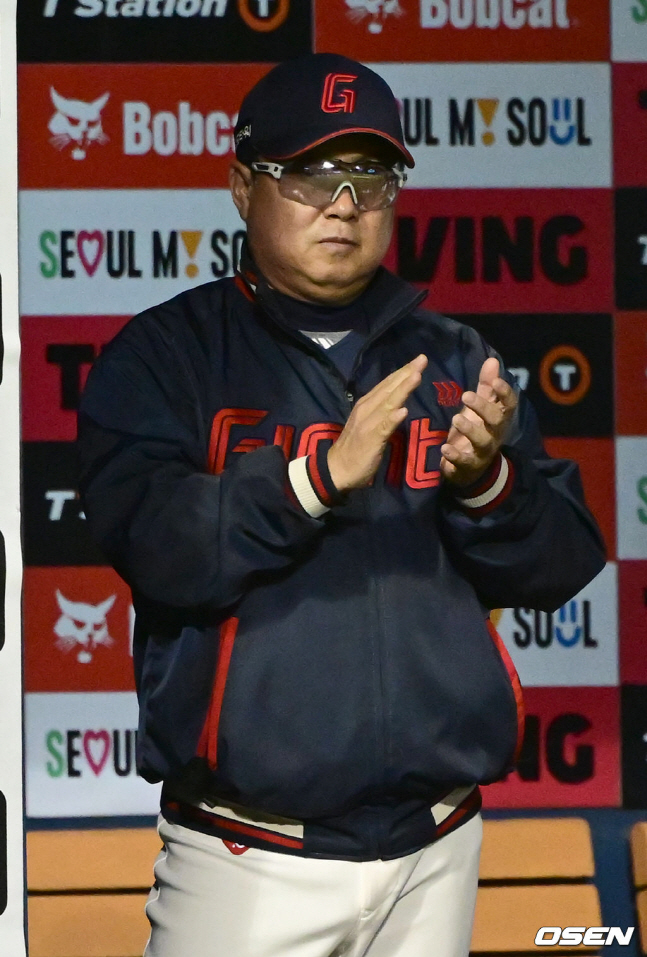 김태형 롯데 감독이 8회초 팀의 득점에 박수로 선수들을 격려하고 있다.
